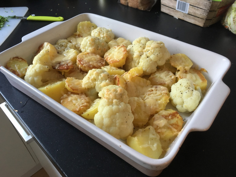 aardappelen en bloemkool met gruyere klaar voor de oven