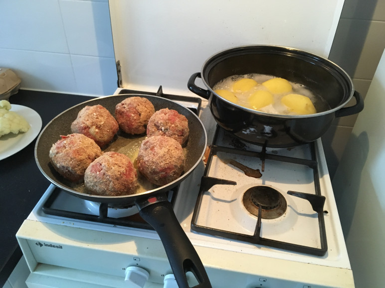gehaktballen en aardappelen in de pan