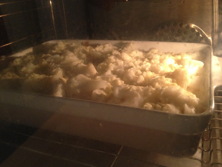ovenschotel met peer en camembert in de oven